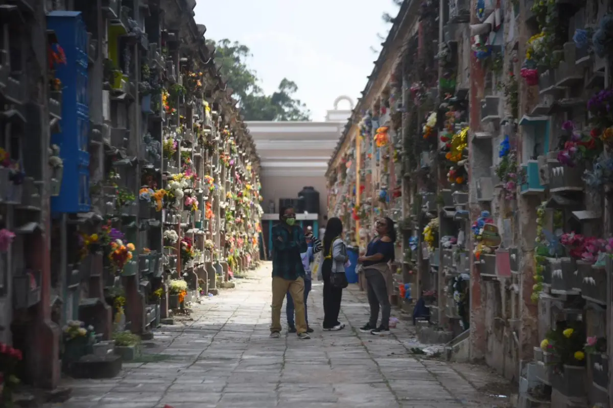 Los guatemaltecos acudieron al Cementerio General a visitar las tumbas de sus seres queridos. , Foto Omar Solís
