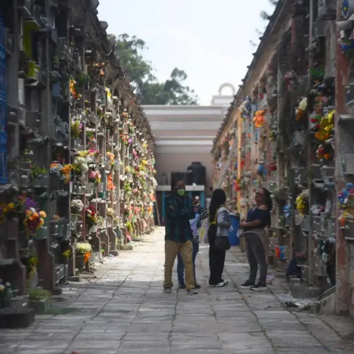 Los guatemaltecos acudieron al Cementerio General a visitar las tumbas de sus seres queridos.  ,Foto Omar Solís