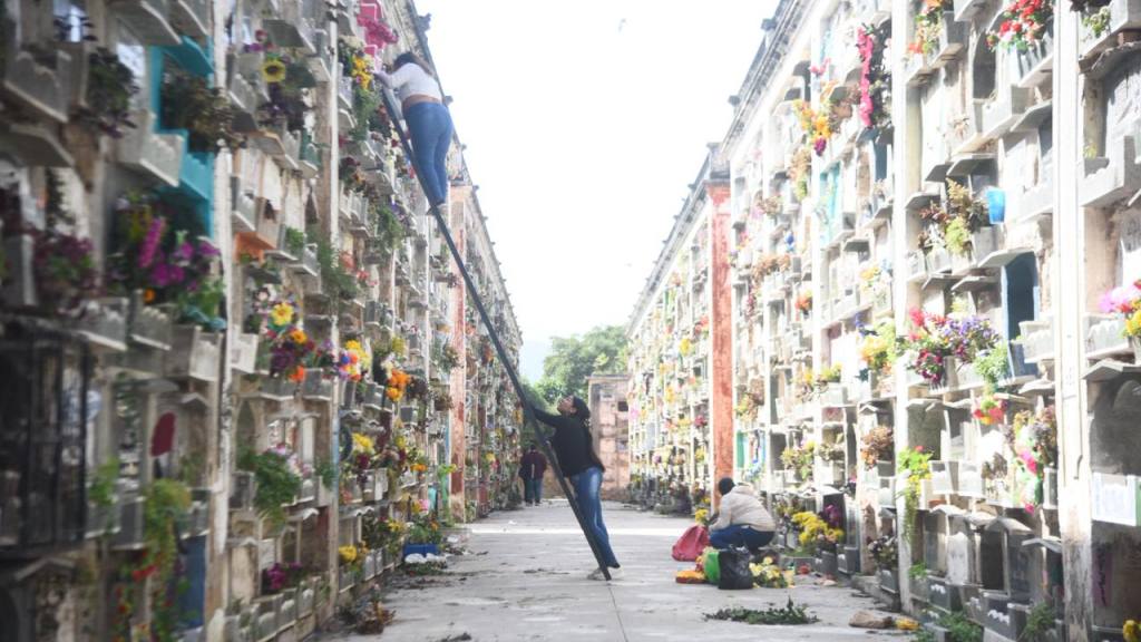 Las familias acuden a arreglar los nichos. | Foto Omar Solís