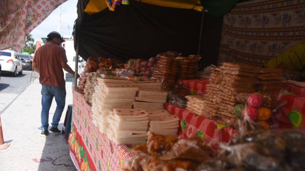 También hay venta de dulces típicos.  | Foto Omar Solís