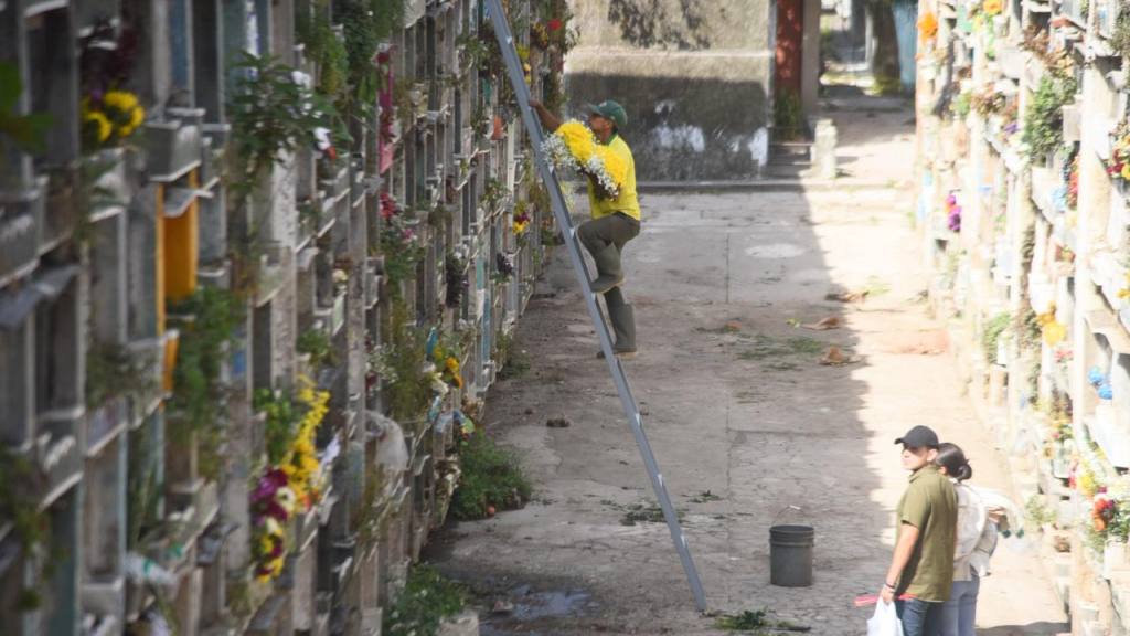 Trabajadores en el cementerio | Foto Omar Solís
