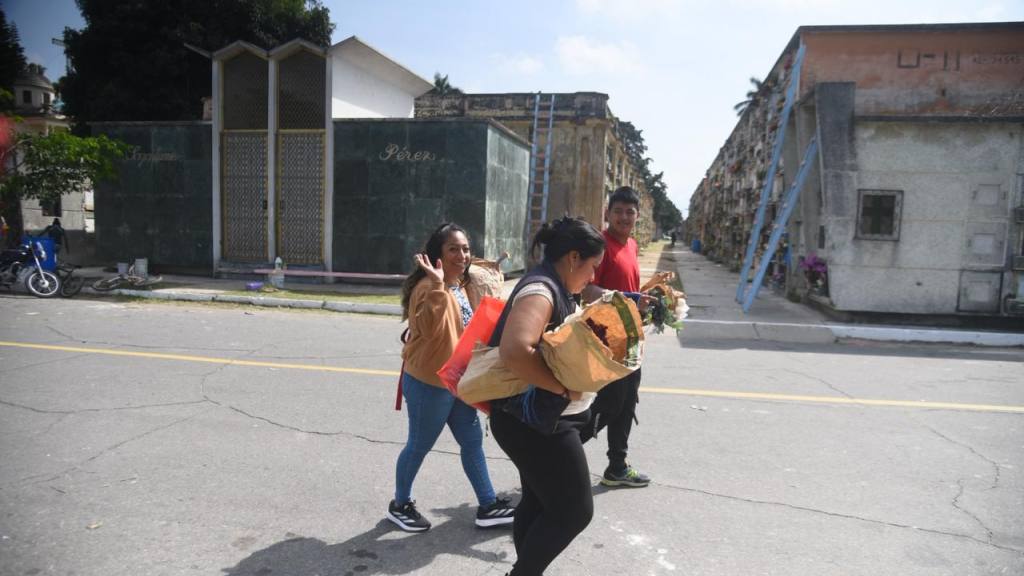 Familias visitan el cementerio | Foto Omar Solís