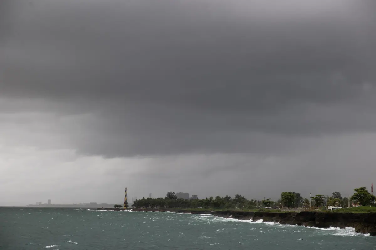Fotografía de la lluvia durante el paso del huracán Melissa por el Caribe, EFE/ Orlando Barría