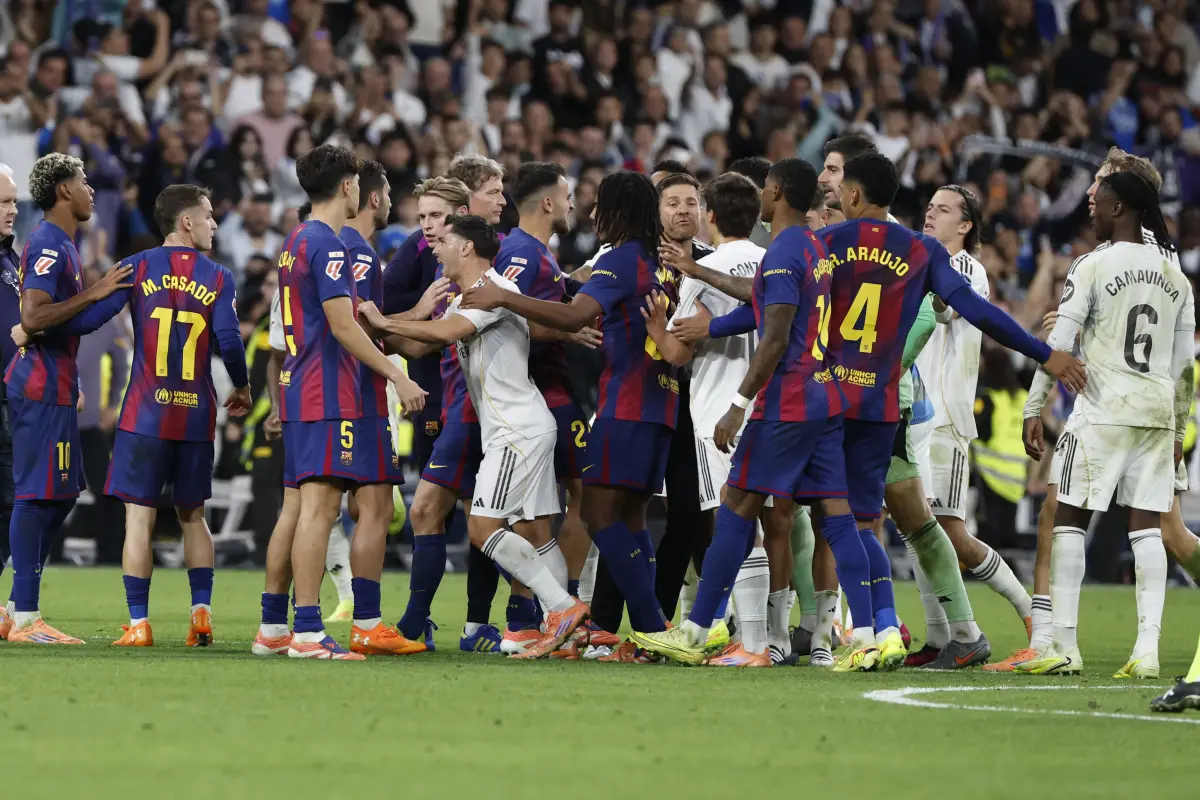 Al final del partido, jugadores del Real Madrid recriminaron a Lamine Yamal