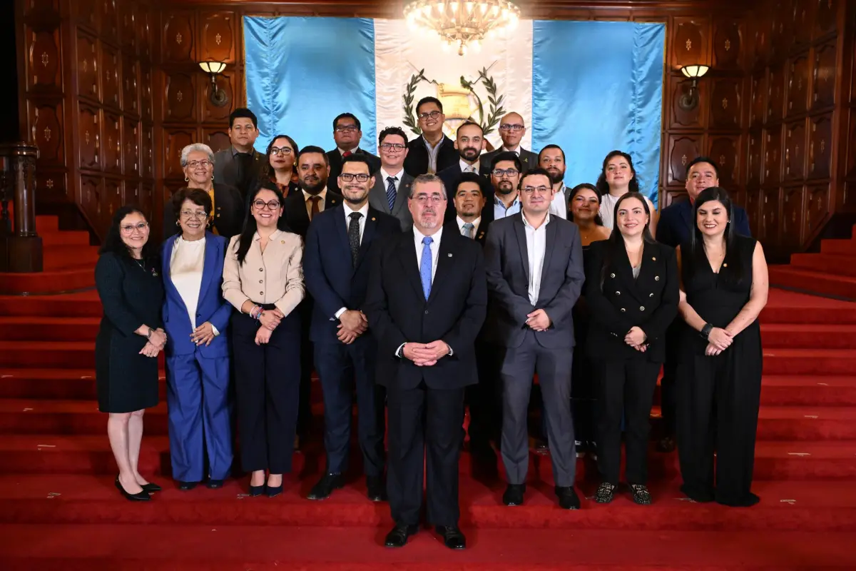 El diputado, Samuel Pérez, emitió un mensaje acompañado de una foto apoyando al mandatario Bernardo Arévalo, Redes sociales.