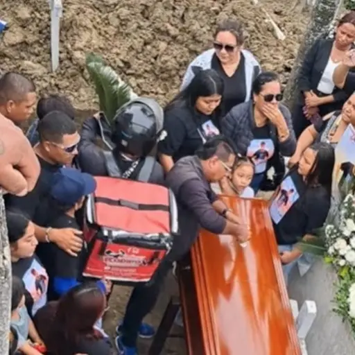  Un repartidor de flores protagonizó un accidente insólito. ,Captura de pantalla video TikTok.