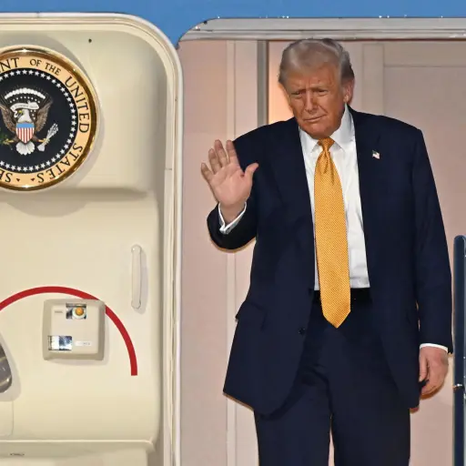 Donald Trump saluda al descender del avión presidencial ,EFE