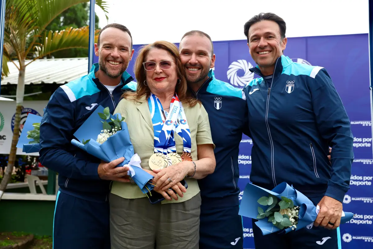 Los hermanos Brol junto a su señora madre en Juegos Centroamericanos 2025
