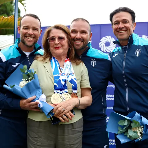 Los hermanos Brol junto a su señora madre en Juegos Centroamericanos 2025