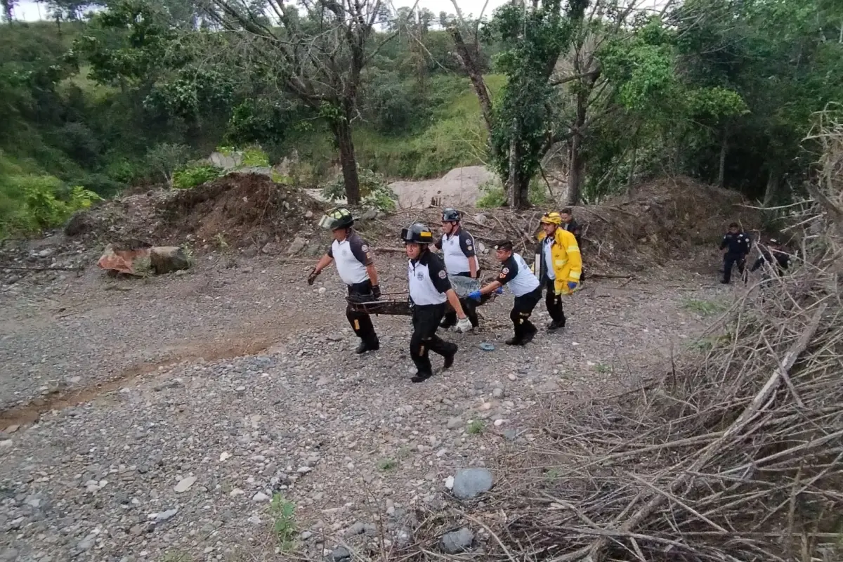 Bomberos rescataron los cuerpos para ser trasladados al Inacif. , Foto Bomberos Voluntarios