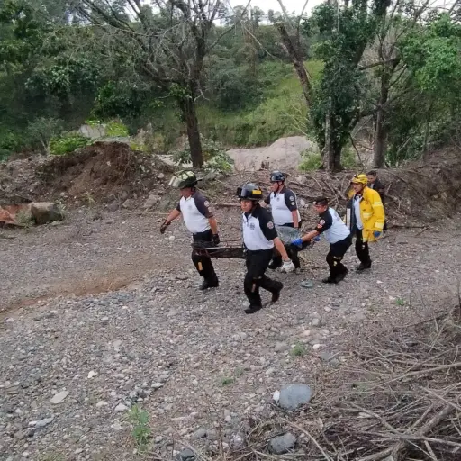 Bomberos rescataron los cuerpos para ser trasladados al Inacif.  ,Foto Bomberos Voluntarios