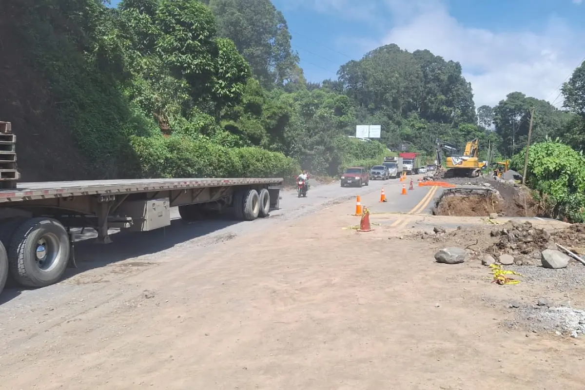 Hoy fue habilitado parcialmente el paso en el kilómetro 194 ruta de Retalhuleu a Quetzaltenango., Foto Emisoras Unidas Xela