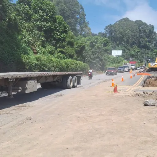 Hoy fue habilitado parcialmente el paso en el kilómetro 194 ruta de Retalhuleu a Quetzaltenango. ,Foto Emisoras Unidas Xela