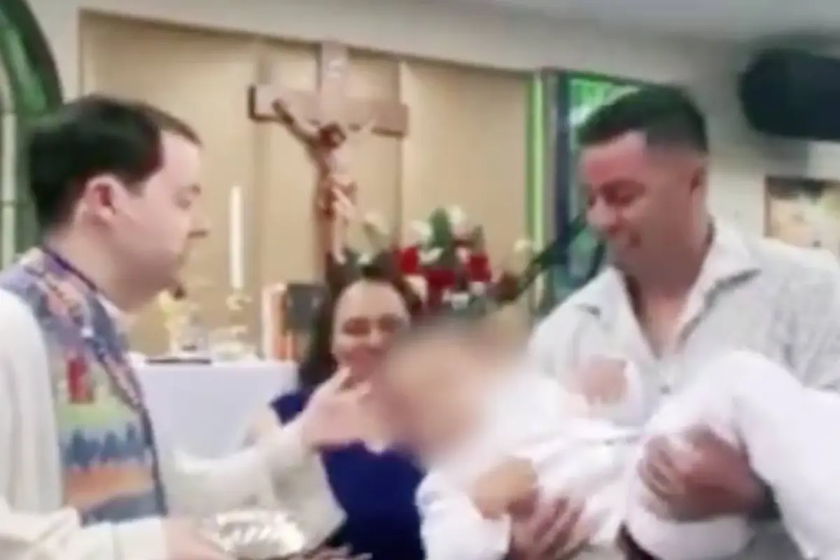 Sacerdote desata controversia al bromear sobre identidad cultural de niño., Captura de pantalla video X.