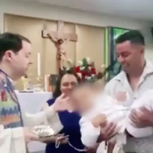 Sacerdote desata controversia al bromear sobre identidad cultural de niño. ,Captura de pantalla video X.