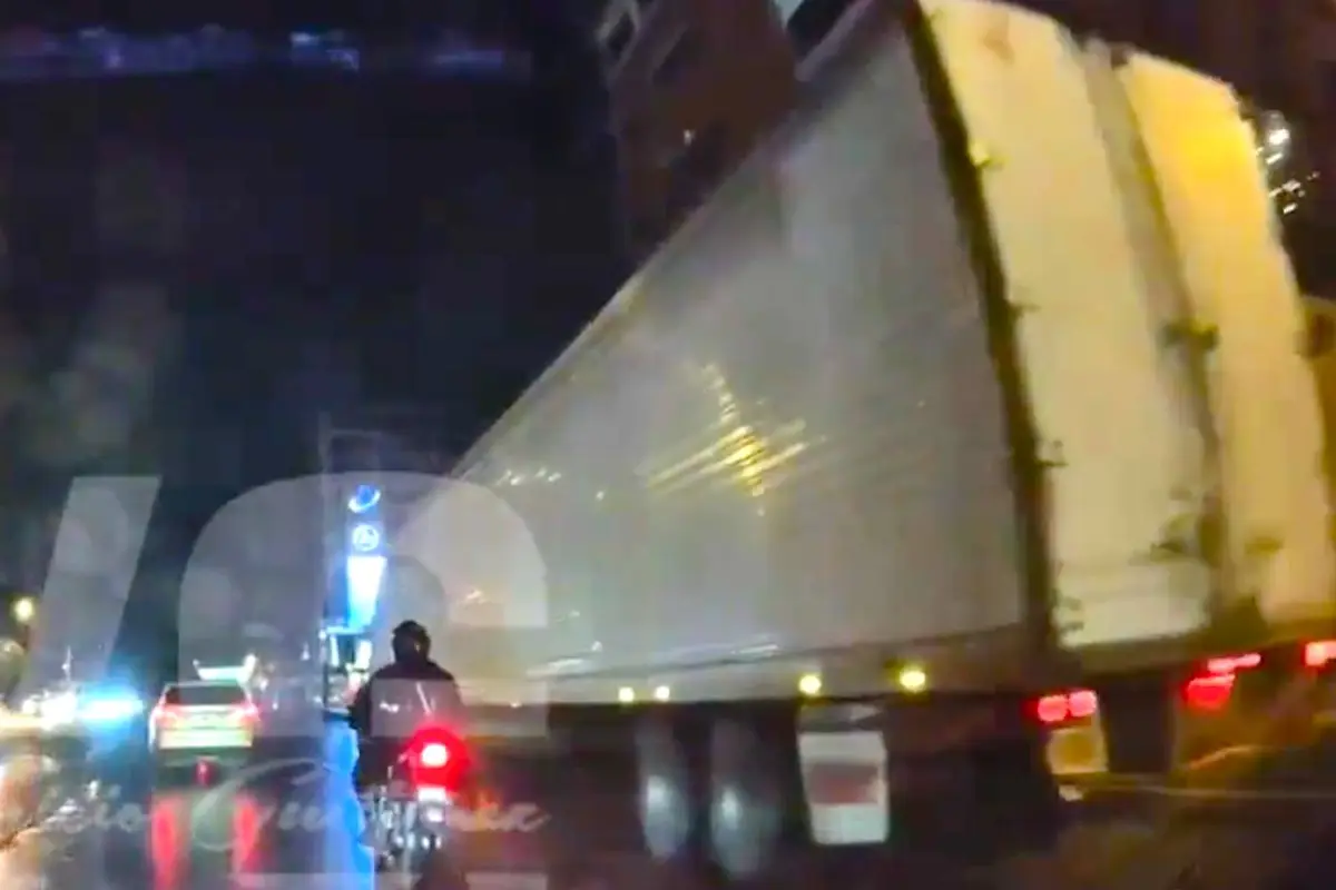 Incidente vial pudo terminar en tragedia. , Captura de pantalla video X.