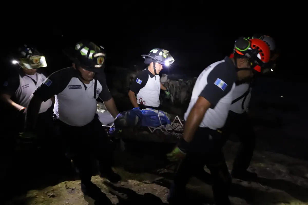 Bomberos localizaron los cuerpos de varias personas en bolsas plásticas., Foto Bomberos Voluntarios