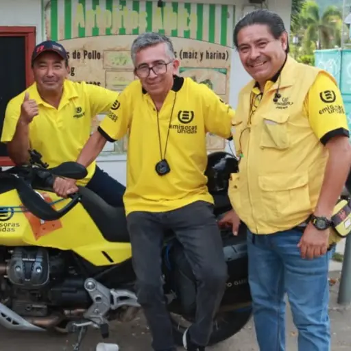 Kike Rodríguez, Marco Tulio Ipuerto y Fredy López en la unidad motorizada de la Vuelta a Guatemala 2025