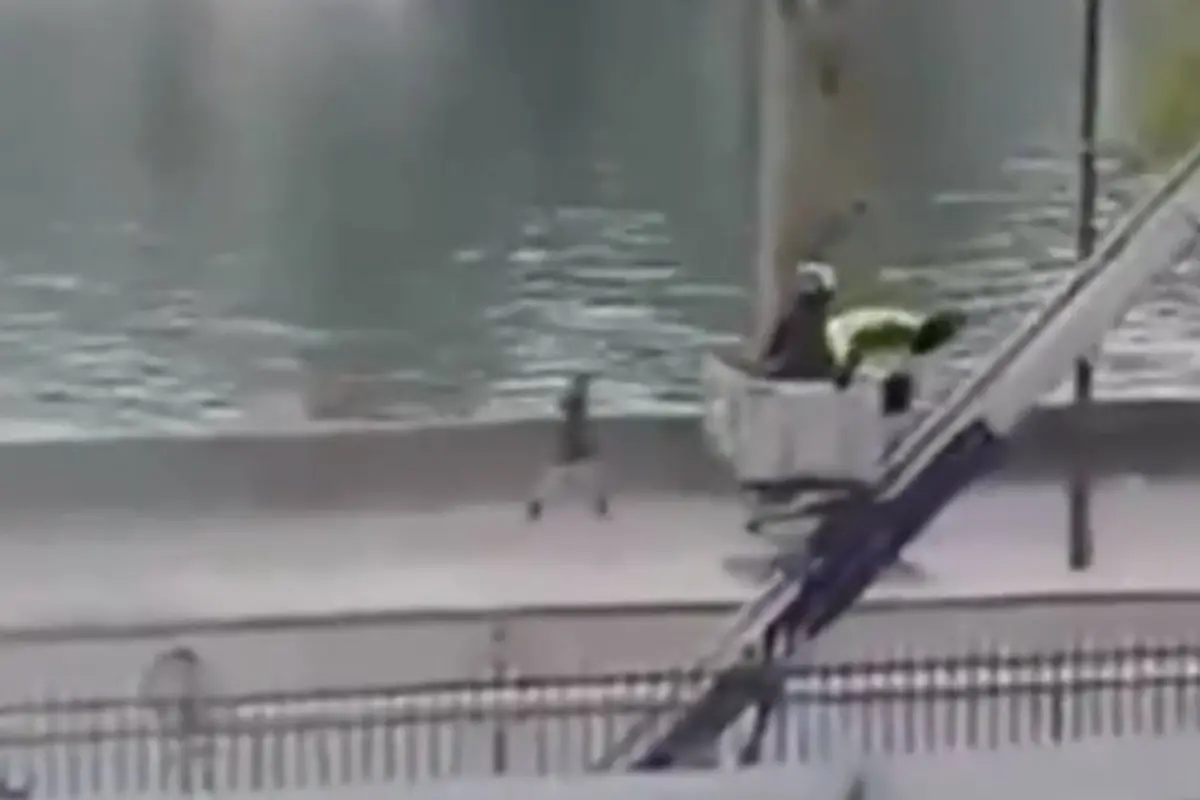 Ladrones burlan seguridad del Louvre y se llevan joyas de la corona francesa., Captura de pantalla video X.