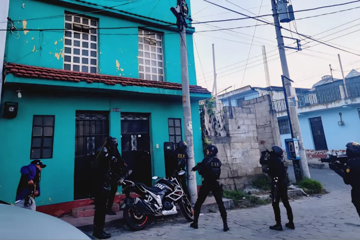 En una de las viviendas, los agentes de la PNC ingresaron con las armas desenfundadas. , PNC de Guatemala.