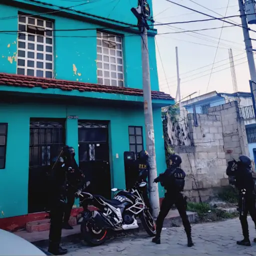 En una de las viviendas, los agentes de la PNC ingresaron con las armas desenfundadas.  ,PNC de Guatemala.