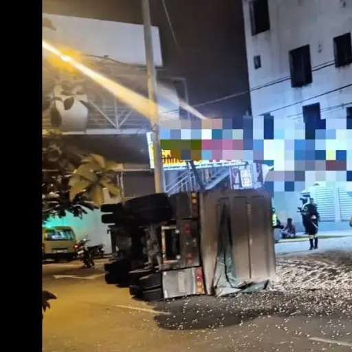 El vehículo de transporte de carga volcó y permanecía obstaculizando el paso en el Periférico, frente a colonia El Sauce. ,PMT capitalina/Montejo