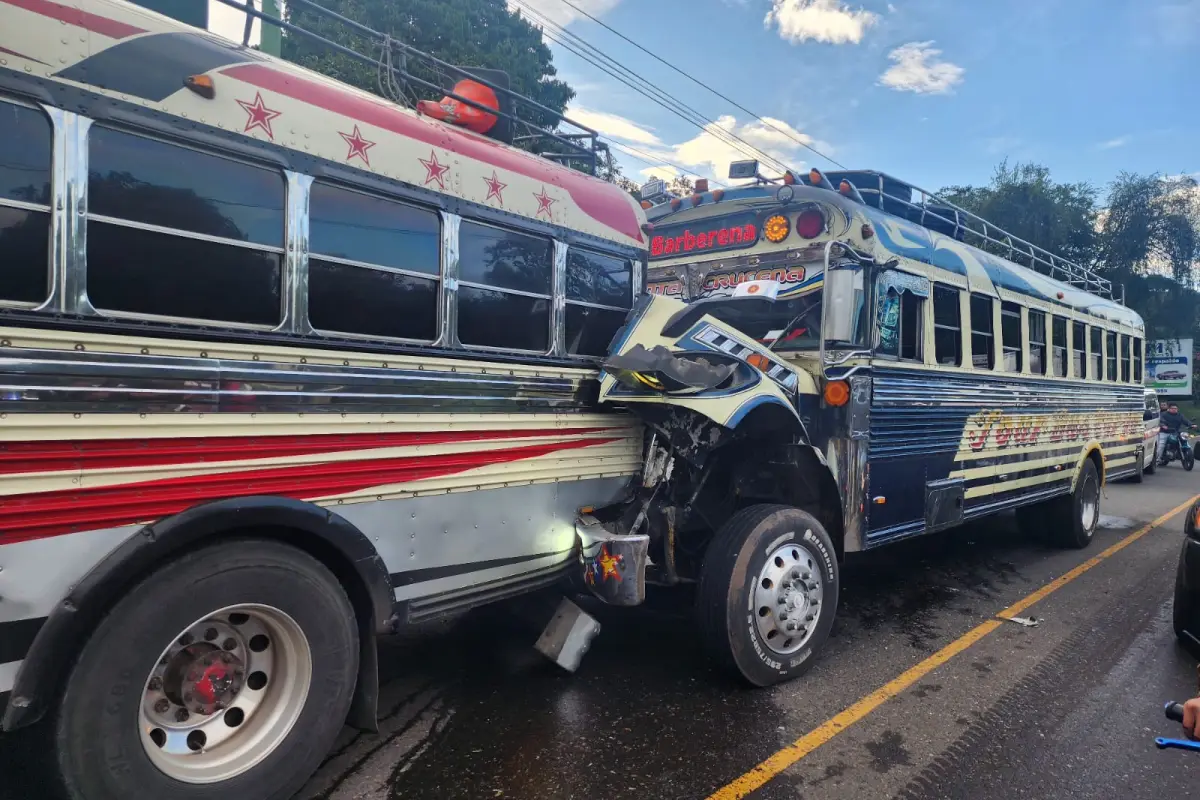 Los buses extraurbanos colisionaron en el Km. 50, en Santa Rosa., Bomberos Voluntarios