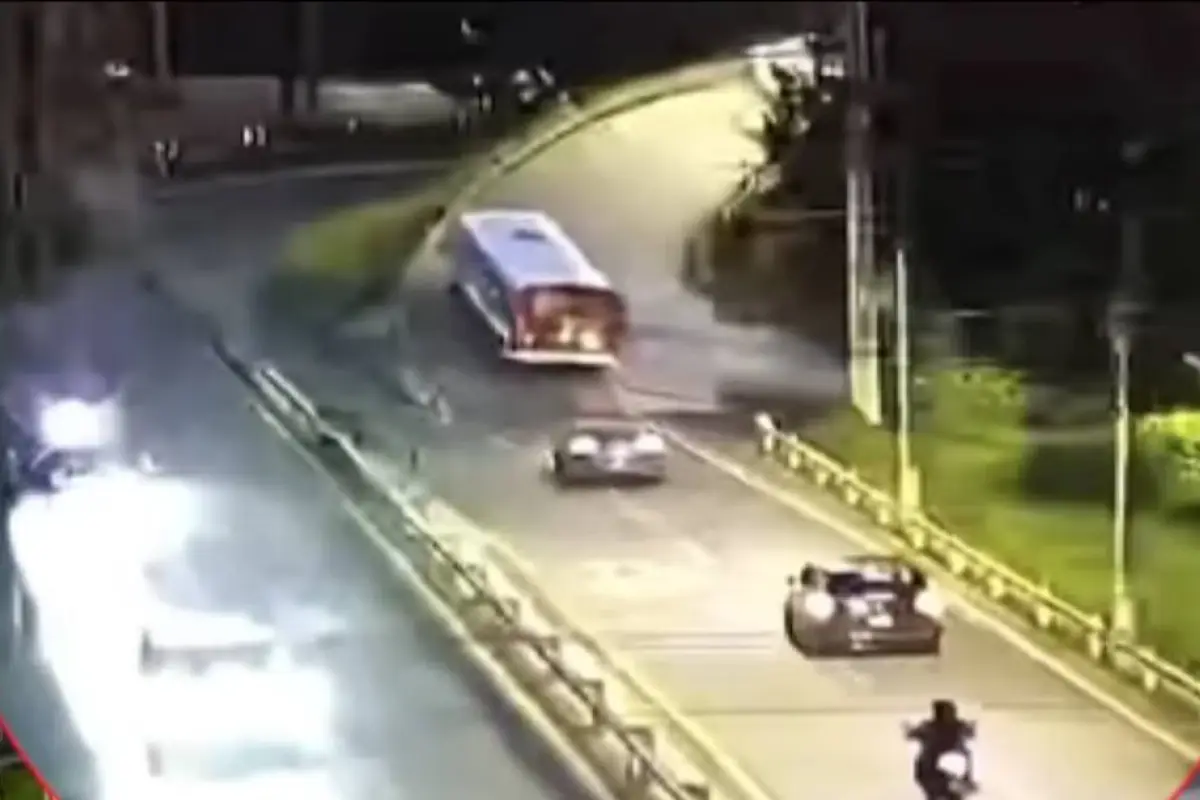 Fuerte accidente en Mixco. , Captura de pantalla video Facebook.