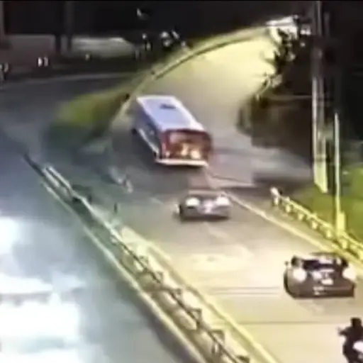 Fuerte accidente en Mixco.  ,Captura de pantalla video Facebook.