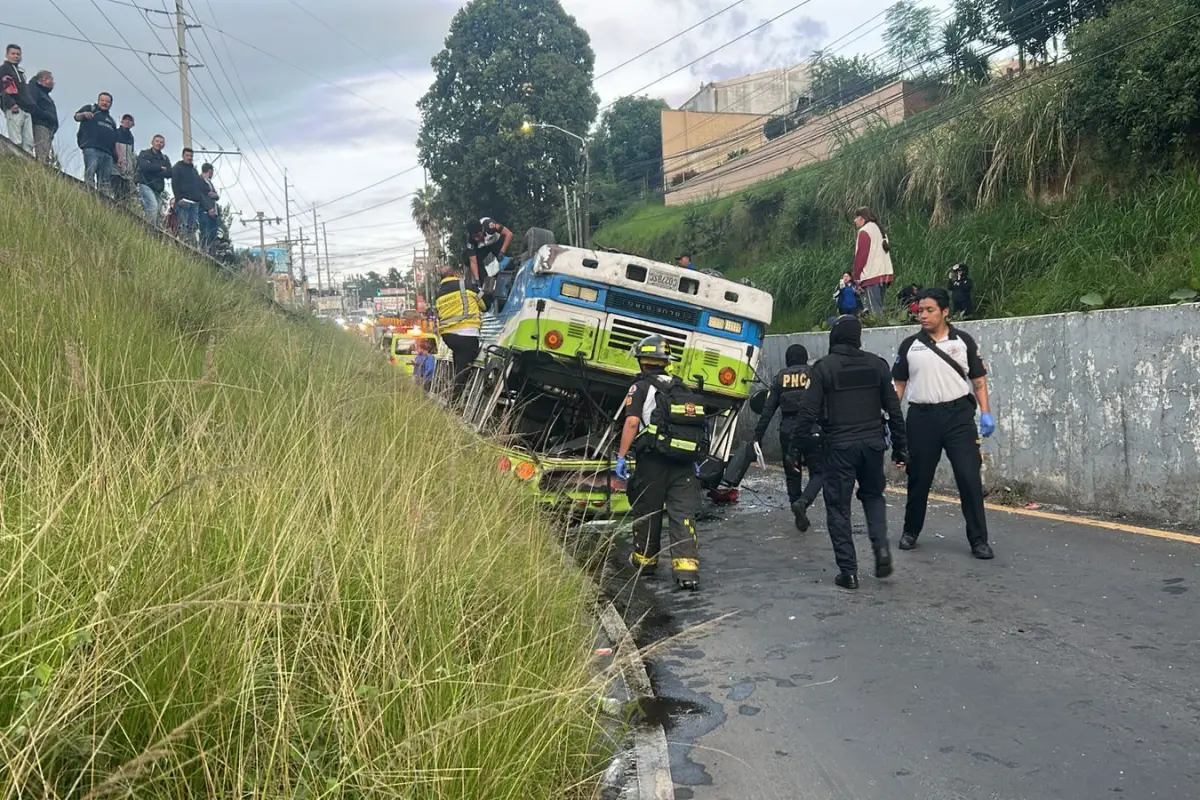 El bus quedó volcado cerca del puente Tinco y unas 30 personas resultaron heridas., Bomberos Voluntarios