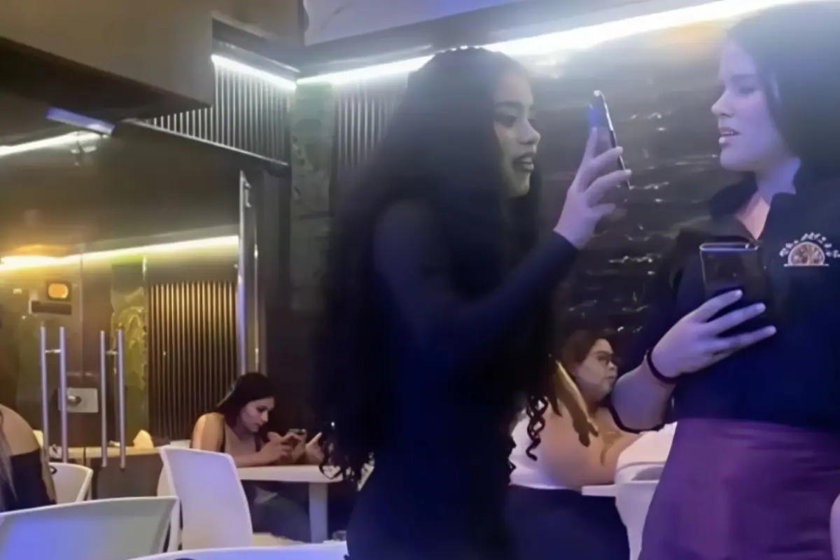 Pelea en interior de restaurante. , Captura de pantalla video X.