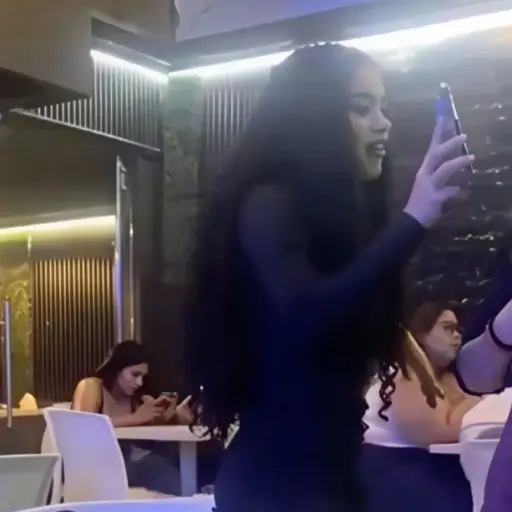 Pelea en interior de restaurante.  ,Captura de pantalla video X.