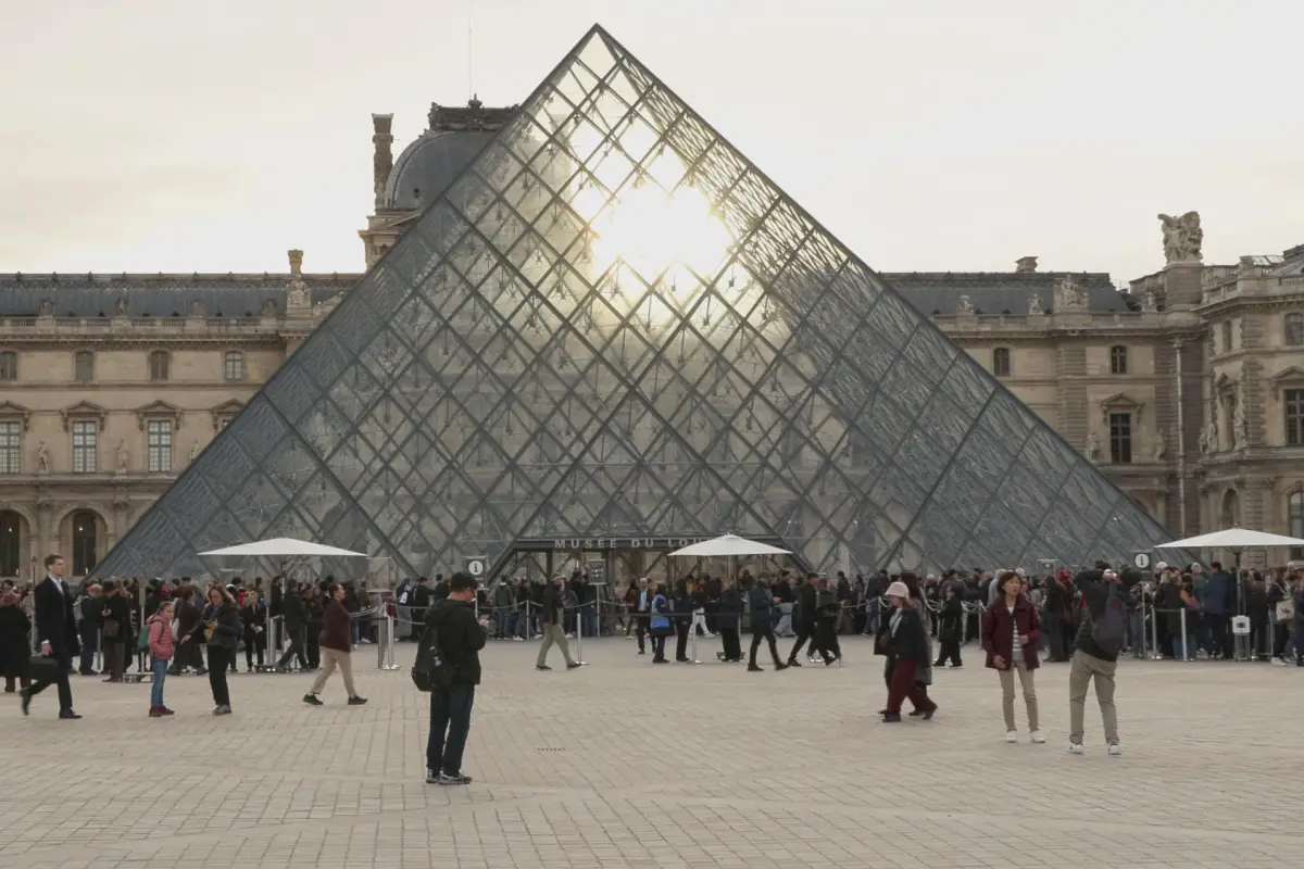 Histórico robo en el Louvre, EFE