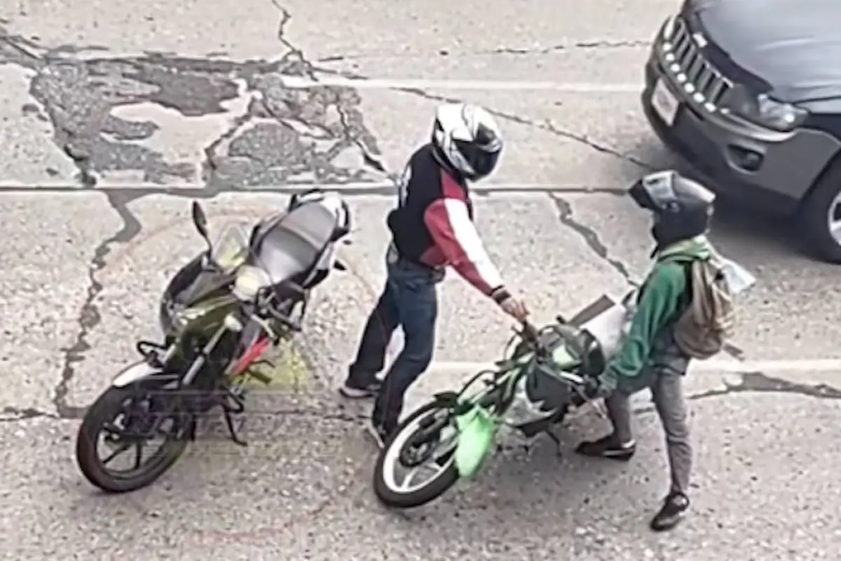 Pelea de motoristas en zona 9., Captura de pantalla video Facebook.