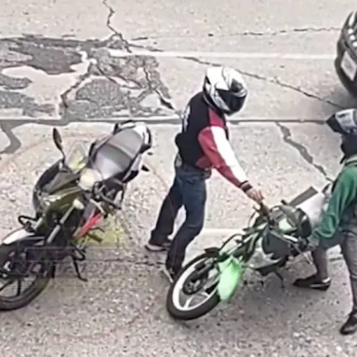 Pelea de motoristas en zona 9. ,Captura de pantalla video Facebook.