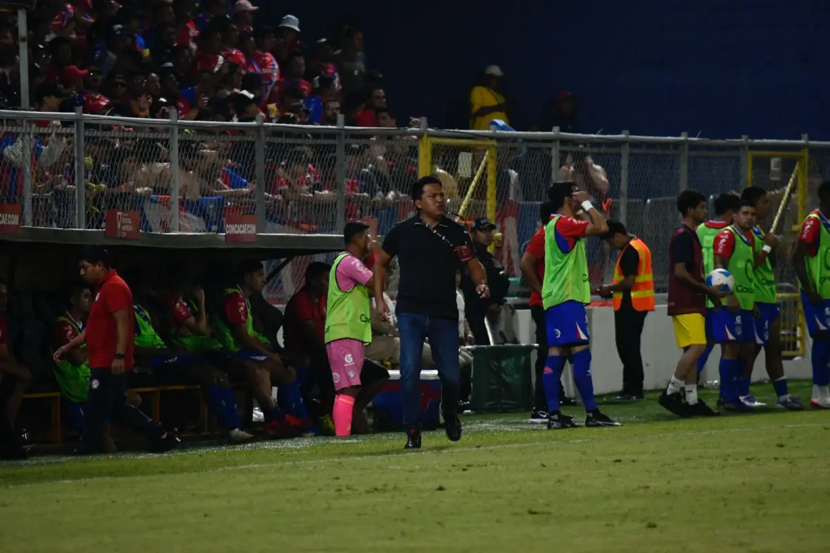 Amarini Villatoro, técnico de Xelajú MC - Willber Colloy