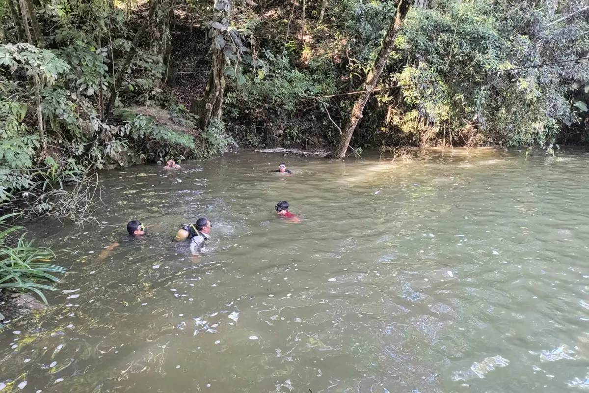 El maestro llegó al balneario para compartir con sus estudiantes durante una excursión., Bomberos Voluntarios