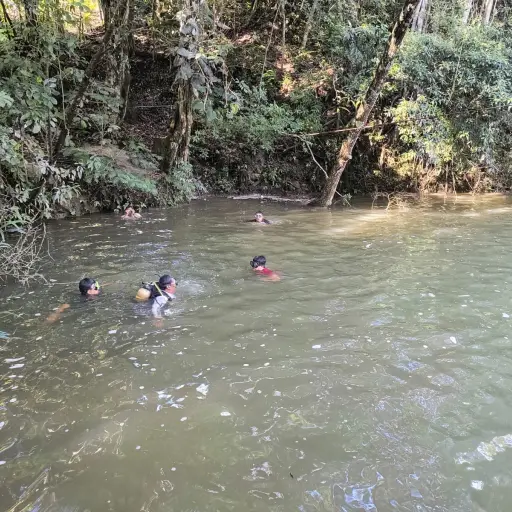 El maestro llegó al balneario para compartir con sus estudiantes durante una excursión. ,Bomberos Voluntarios