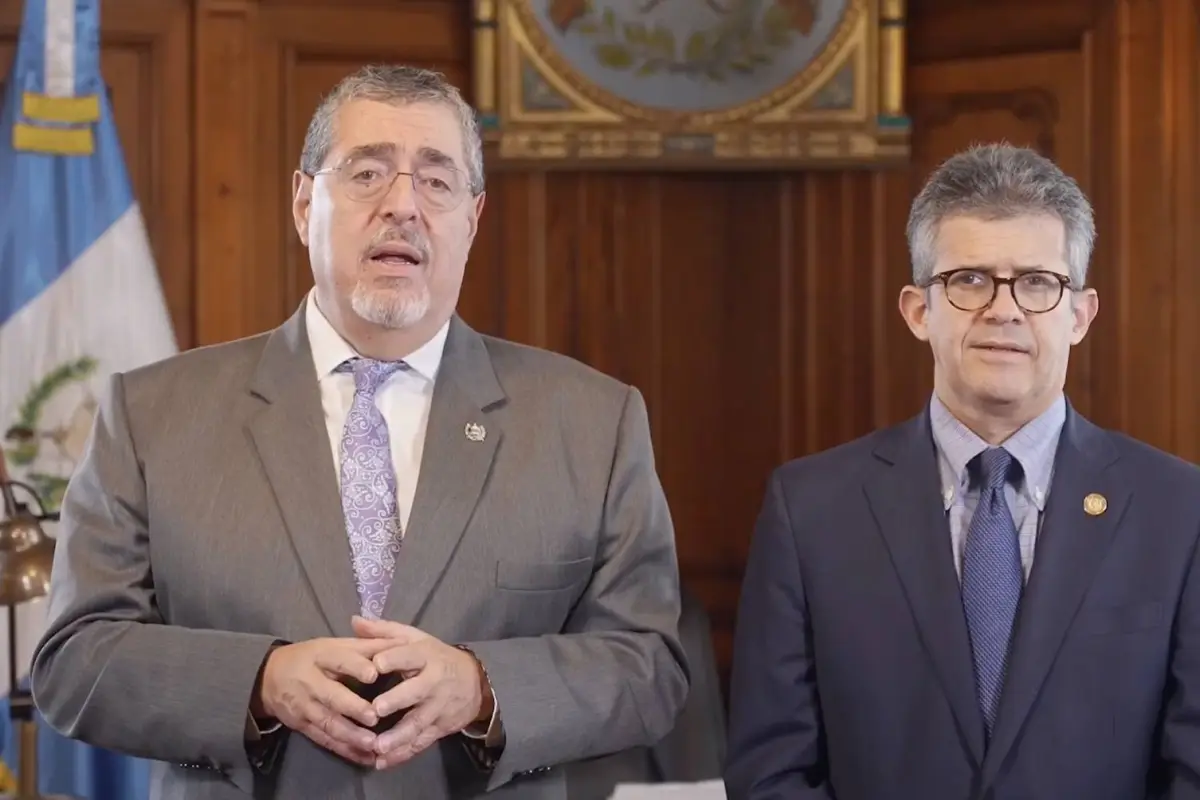 El presidente Bernardo Arévalo brindó un mensaje junto al ministro de Salud, Joaquín Barnoya., Captura de pantalla