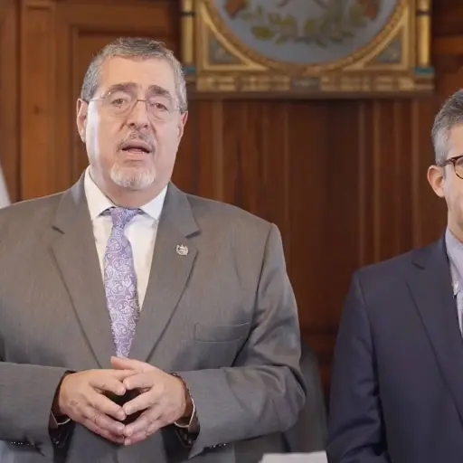 El presidente Bernardo Arévalo brindó un mensaje junto al ministro de Salud, Joaquín Barnoya. ,Captura de pantalla