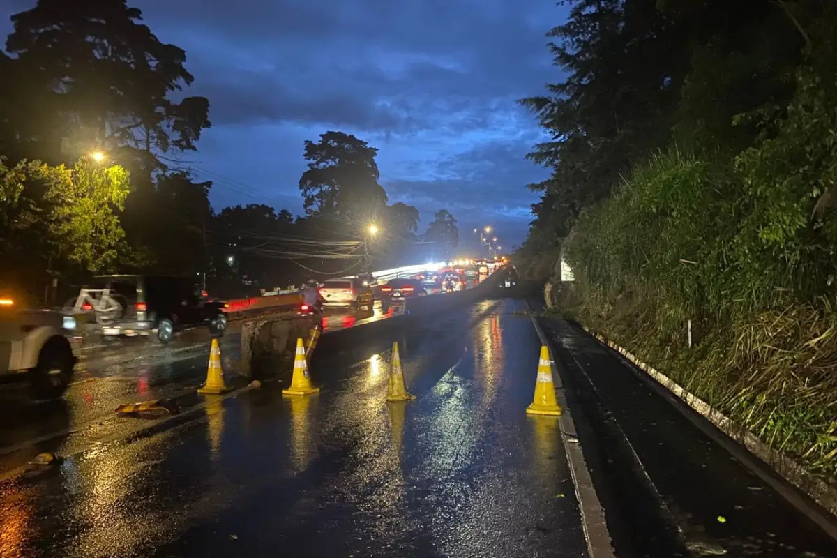 Los trabajadores de la Municipalidad de Santa Catarina Pinula removieron el deslizamiento durante la madrugada., Municipalidad de Santa Catarina Pinula.