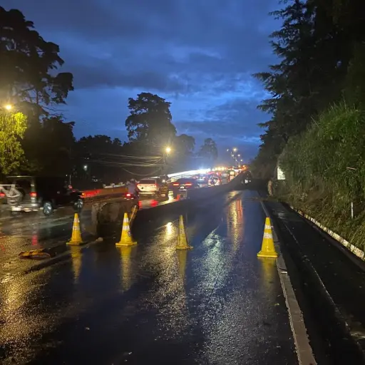 Los trabajadores de la Municipalidad de Santa Catarina Pinula removieron el deslizamiento durante la madrugada. ,Municipalidad de Santa Catarina Pinula.