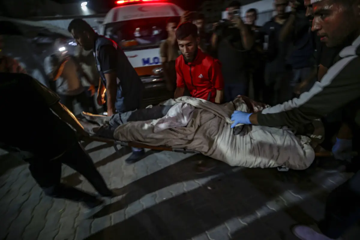 Llegada de un cuerpo al hospital Al Shifa tras un bombardeo israelí en Gaza el 19 de octubre de 2025., Foto EFE