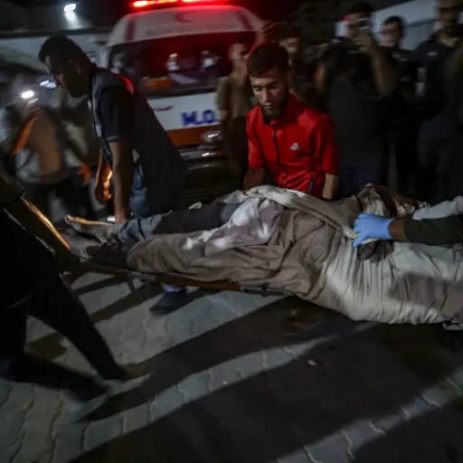 Llegada de un cuerpo al hospital Al Shifa tras un bombardeo israelí en Gaza el 19 de octubre de 2025. ,Foto EFE