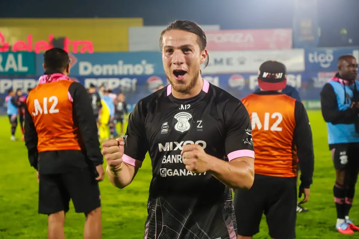 Jeshua Urízar festeja en el Mario Camposeco el liderato mixqueño 