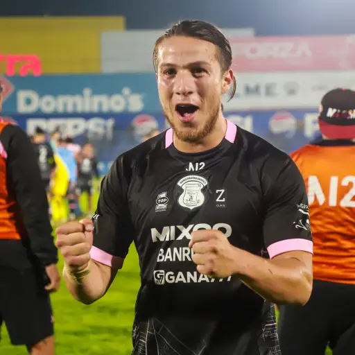 Jeshua Urízar festeja en el Mario Camposeco el liderato mixqueño 