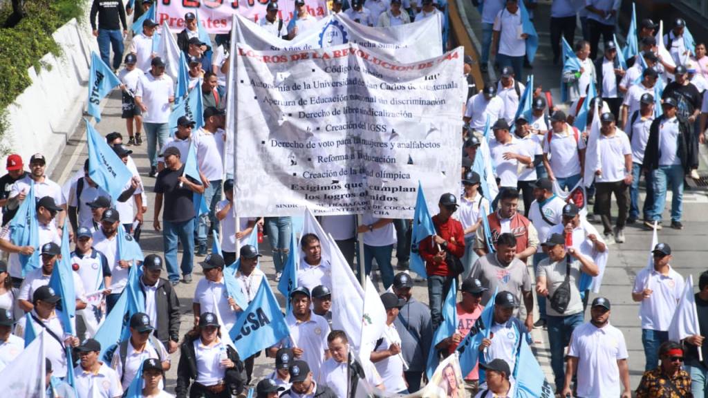 Trabajadores, estudiantes y universitarios nutren las filas de la marcha que este 20 de octubre de 2025 conmemora la Revolución de 1944  | Álex Meoño