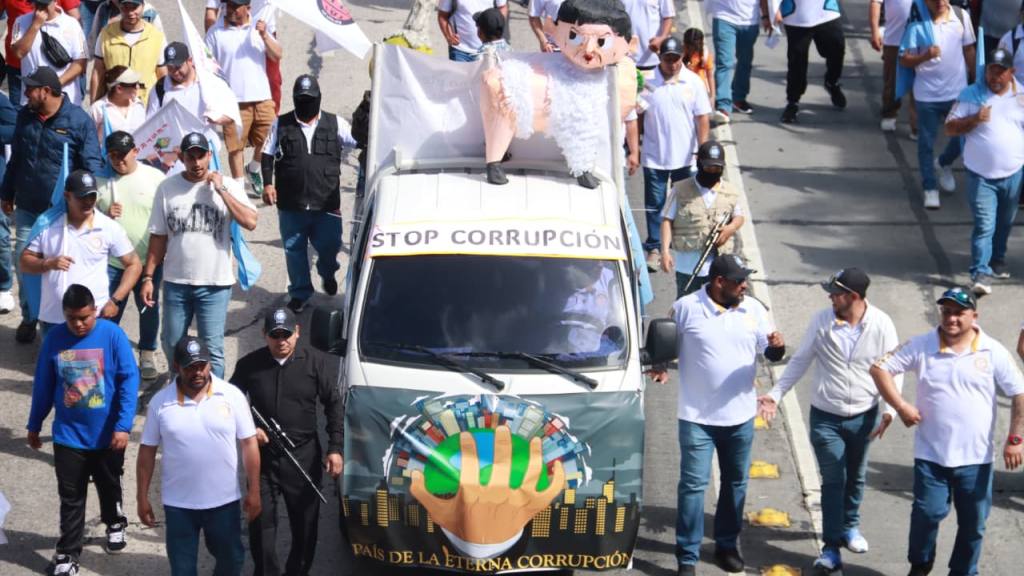 Trabajadores, estudiantes y universitarios nutren las filas de la marcha que este 20 de octubre de 2025 conmemora la Revolución de 1944  | Álex Meoño