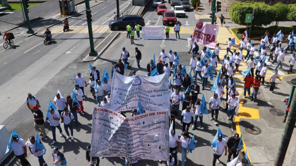 Trabajadores, estudiantes y universitarios nutren las filas de la marcha que este 20 de octubre de 2025 conmemora la Revolución de 1944  | Álex Meoño