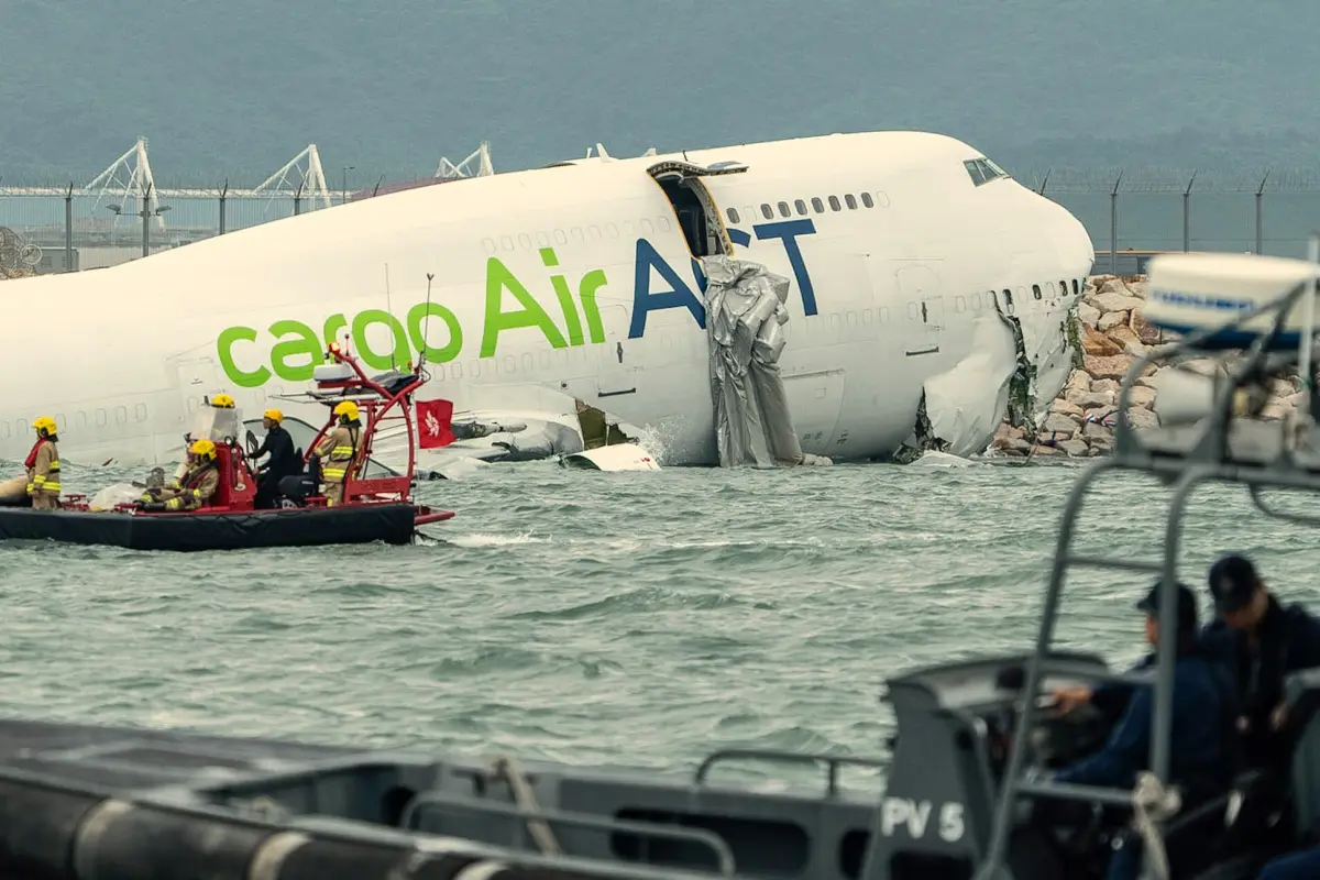 Avión de carga se sale de la pista en el Aeropuerto Internacional de Hong Kong, Foto X